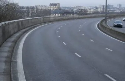 Paris aplică amenzi de 135 de euro pentru folosirea benzii rezervate fără pasageri, în orele de restricție